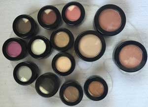 Mini Palette w/ 8 Eye shadows & 3 blushes